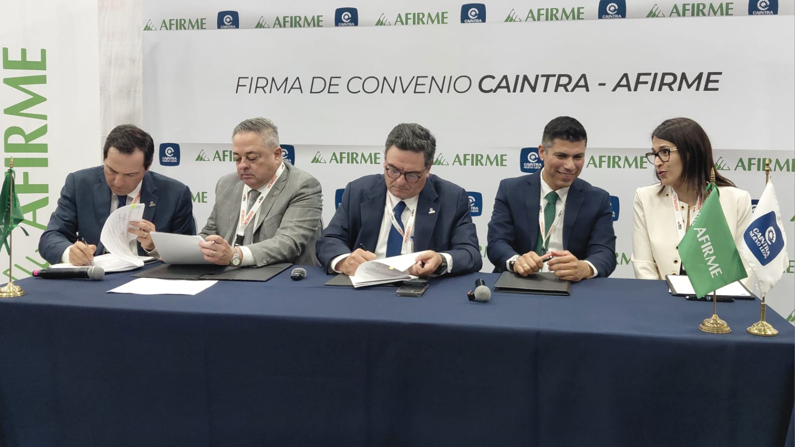 Los directivos sellaron el acuerdo que contempla tiempos de respuesta en 48 horas y plazos de hasta 60 meses.