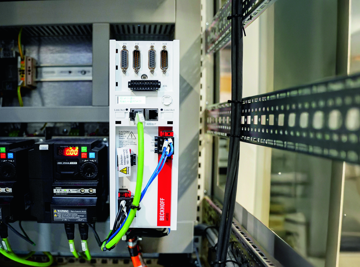 Los servoaccionamientos de dos canales AX5203, en combinación con los servomotores AM8022, garantizan un movimiento dinámico y sincronizado para el sistema de extracción.