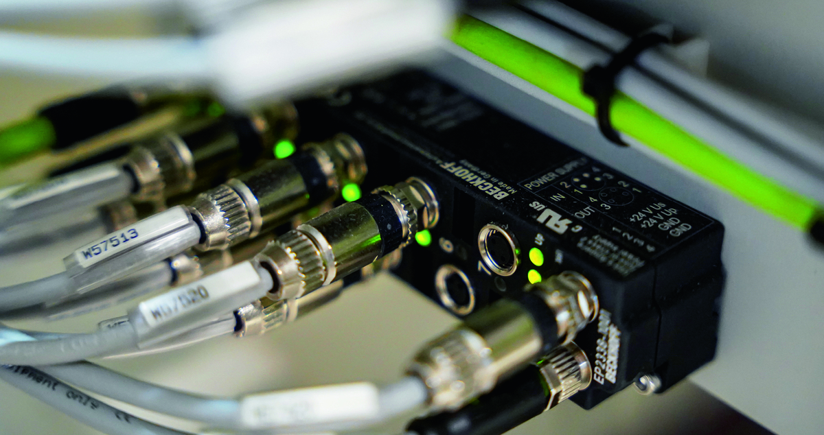 Saxe utiliza los módulos EP2338 EtherCAT Box con protección IP67 para integrar sensores y válvulas de vacío directamente en el terreno.