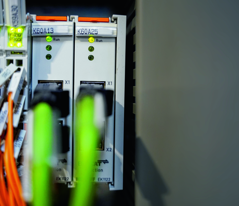 El conector EtherCAT de 2 puertos EK1122 permite configurar una topología en estrella y garantiza un flujo de datos fluido entre el controlador, el robot y los periféricos.
