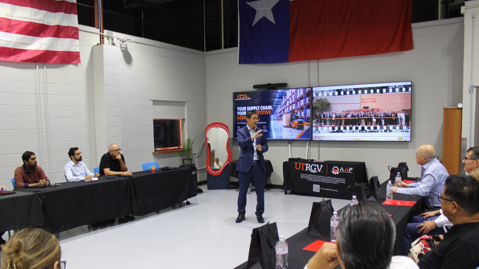 El Dr. James Li, director del Centro Advanced Manufacturing Research Facility dio una presentación sobre el centro, las actividades, tecnología y alianzas para apoyar a la industria.