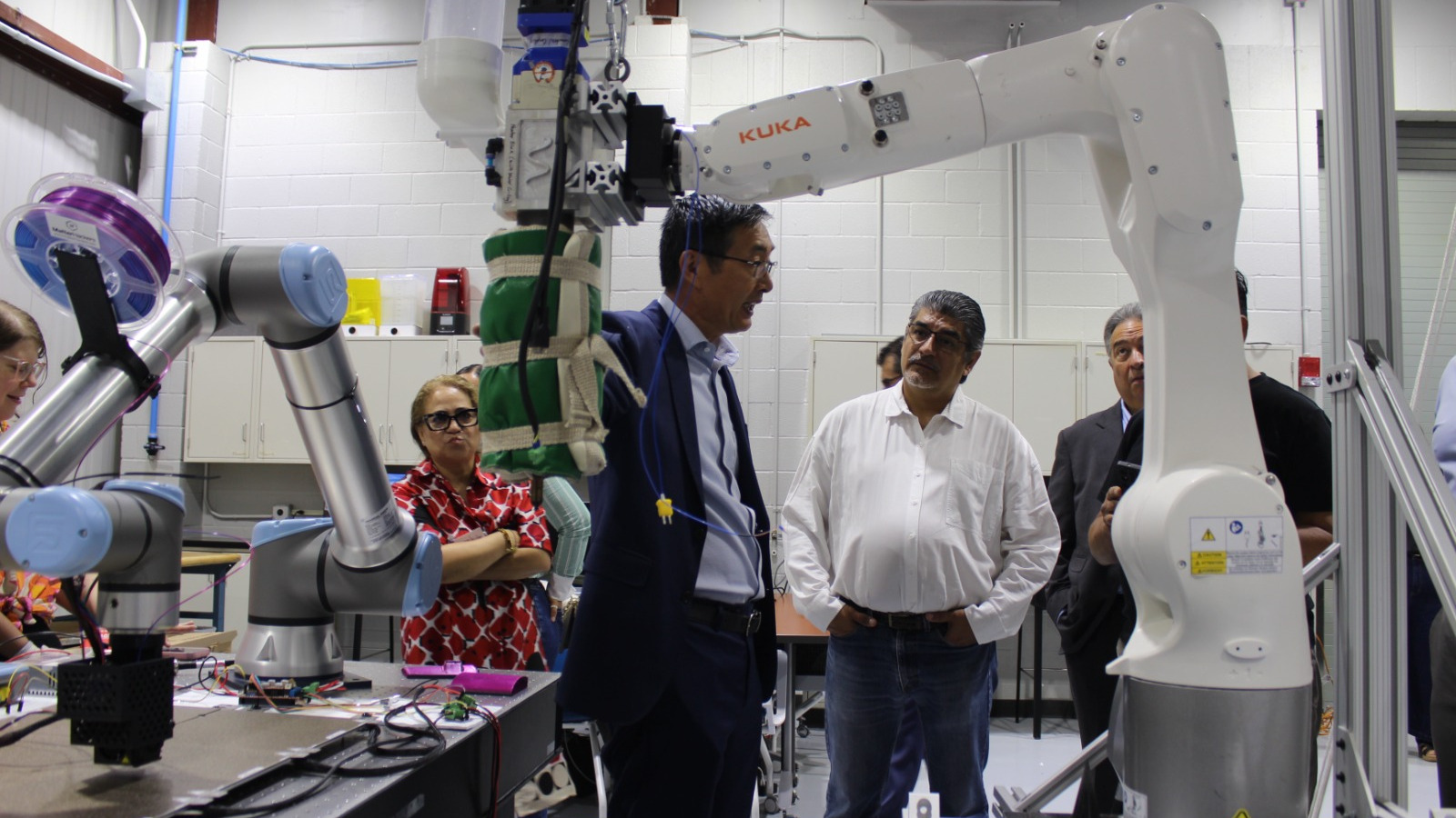 Durante un recorrido por el edificio pudieron conocer el equipo y la tecnología para investigación y desarrollo.