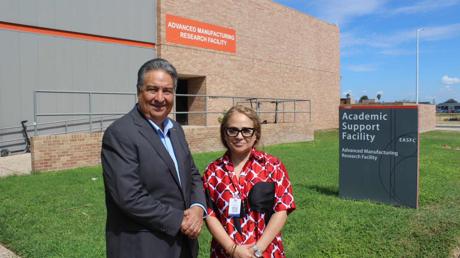 Adam Gonzalez, CEO de COSTEP y Elisa Crespo, Presidente del Clúster Automotriz Metropolitano
