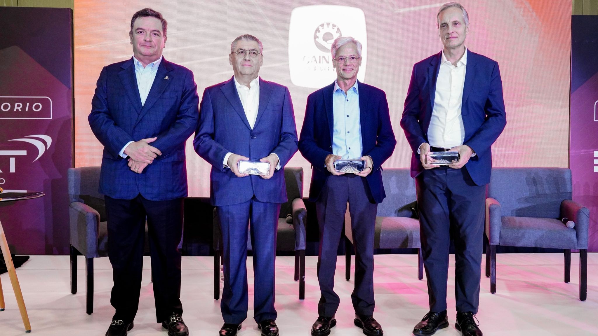 Con la moderación de Jorge Santos, presidente de CAINTRA, los expertos abordaron los retos y oportunidades de la empresa familiar.