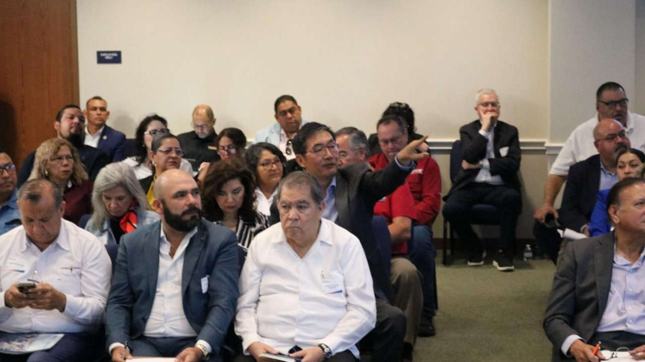 Dr. James Li del Centro de Manufactura Avanzada de la UTRGV intercambiando ideas sobre la estructura de la plataforma.