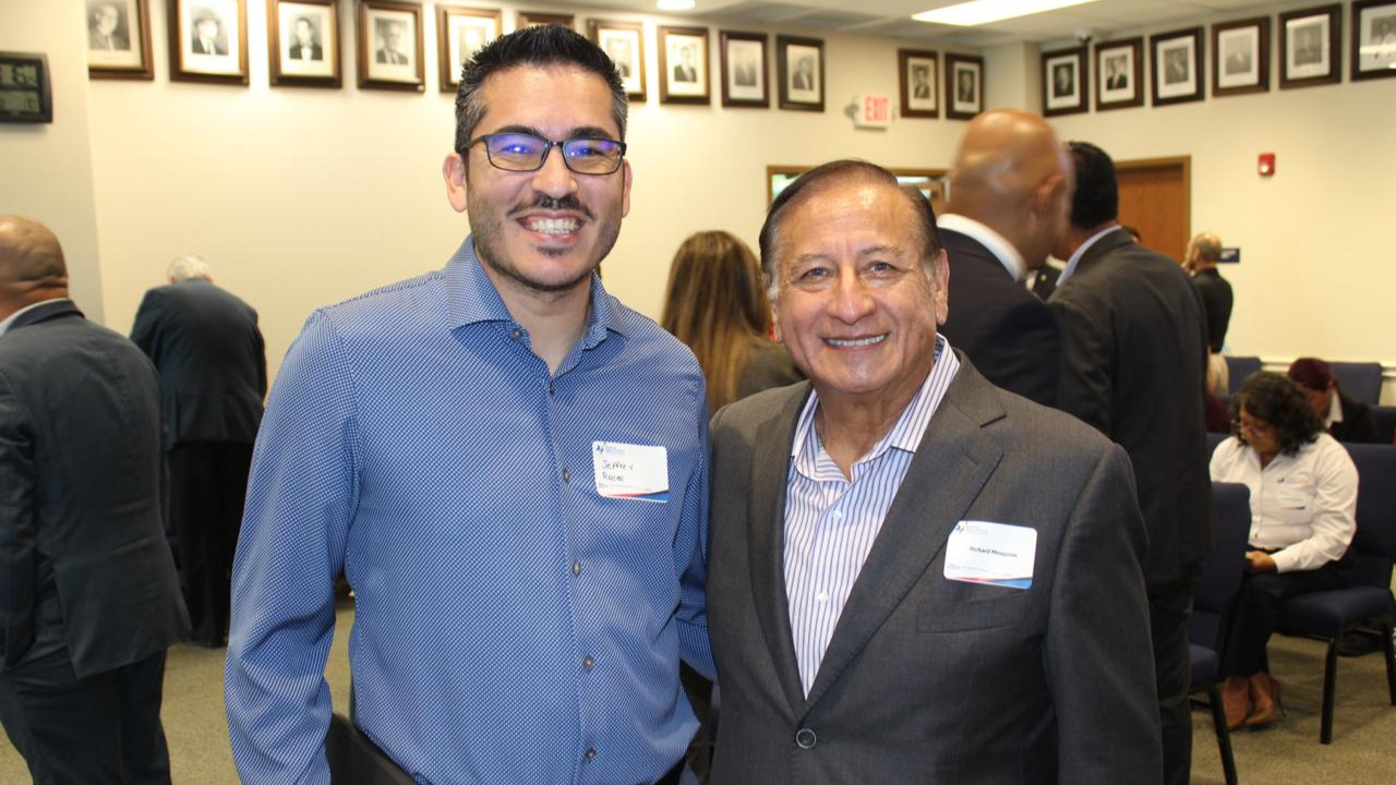 Jeffrey Rosas, Coordinador de Desarrollo Económico de Los Fresnos y Richard Mesquias, Vicepresidente de Southmost College