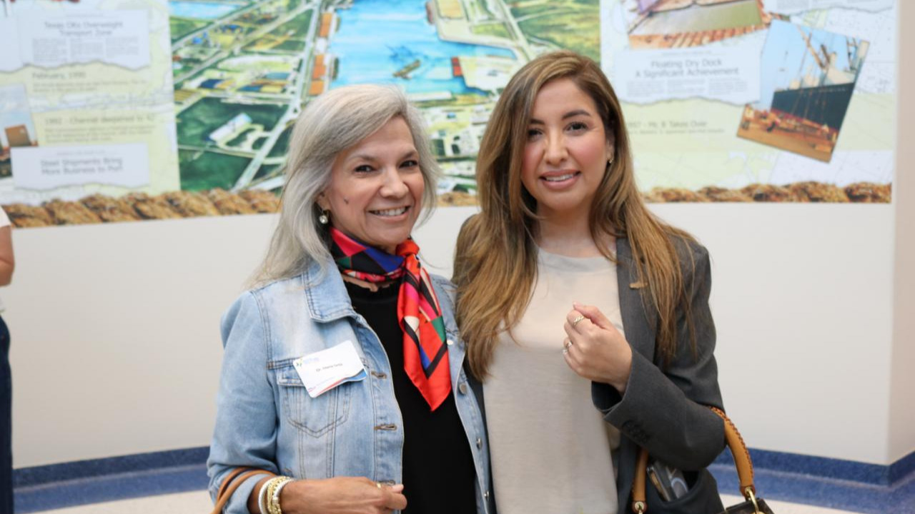 Diana Ortiz, de Laredo College y Alma Saldaña, Subdirectora de Desarrollo Económico de COSTEP