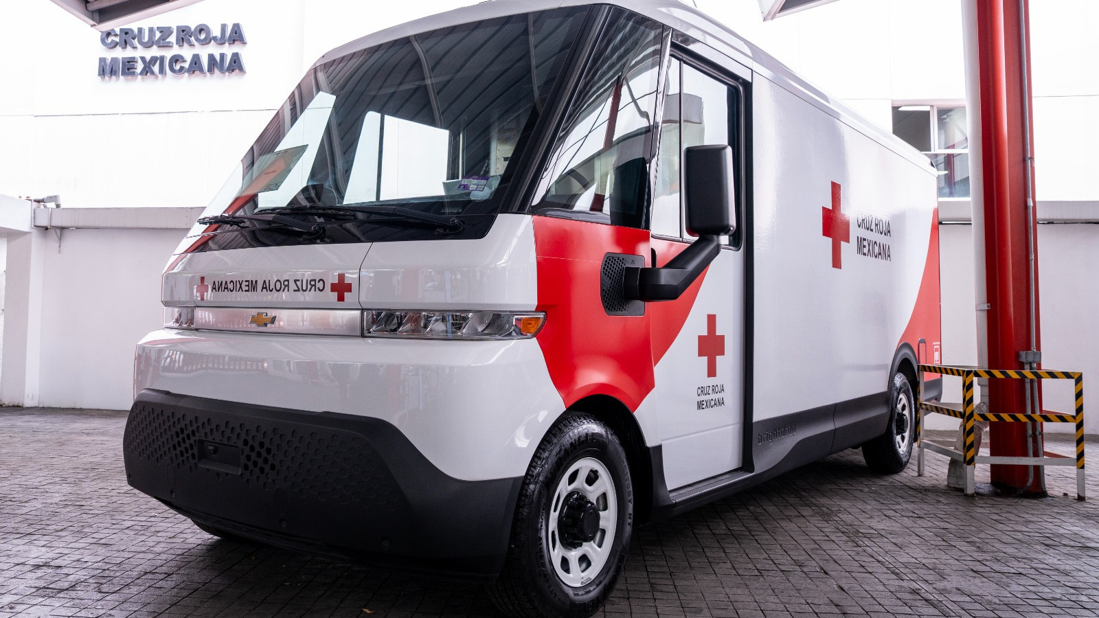 Cruz Roja Mexicana incorpora sus primeros vehículos eléctricos: GM dona cinco BrightDrop