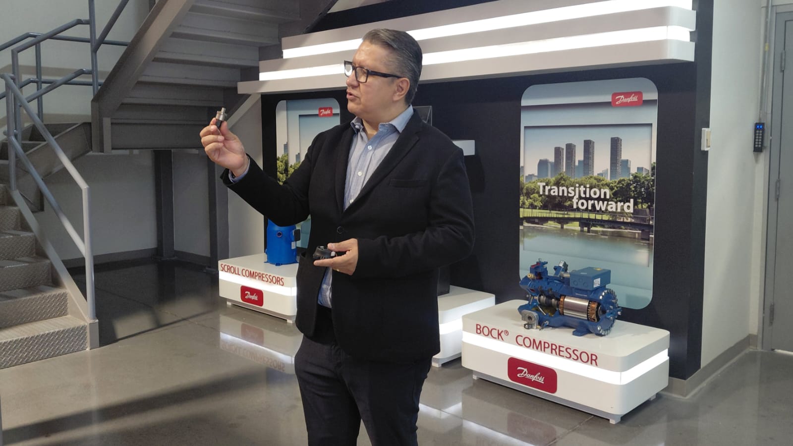 El directivo destacó la integración de tecnología electrónica y la producción de controladores en la Planta 3 para optimizar la eficiencia de los equipos.