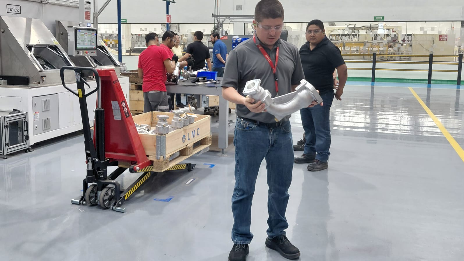La válvula check libre de aceite (OFC) producida en Nuevo León, está diseñada para optimizar el rendimiento de compresores y chillers en centros de datos.