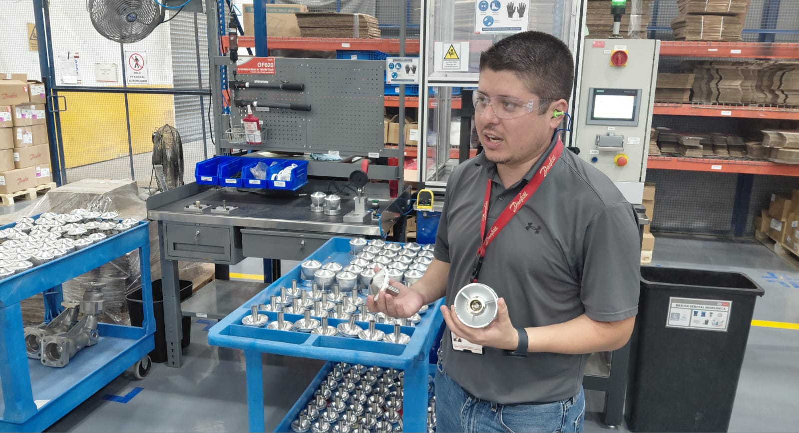 Se realiza un proceso de ensamble manual de subcomponentes para las válvulas de refrigeración industrial.