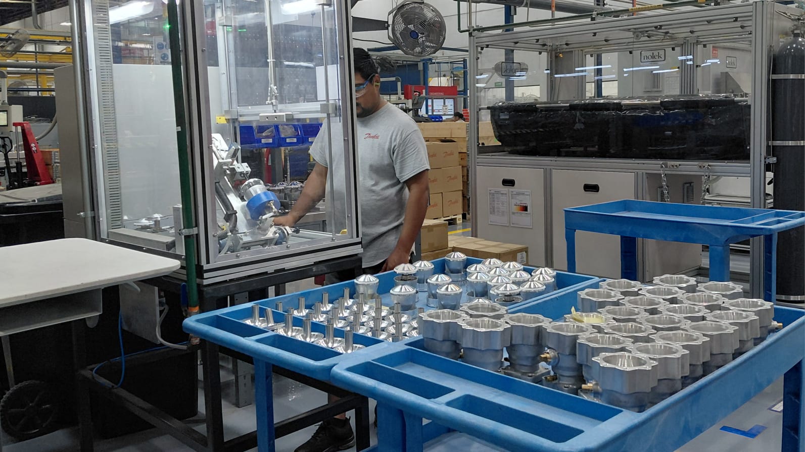 Componentes en espera de curado térmico y químico para asegurar la máxima resistencia en operación.