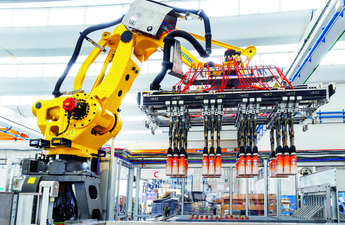 Con 24 módulos de motor de XTS, 32 juegos de placas magnéticas y un mecanismo de transporte desarrollado internamente, el fabricante italiano de maquinaria Clevertech duplicó la capacidad de producción de un sistema de envasado para diversos tipos de botellas y una amplia gama de cajas.