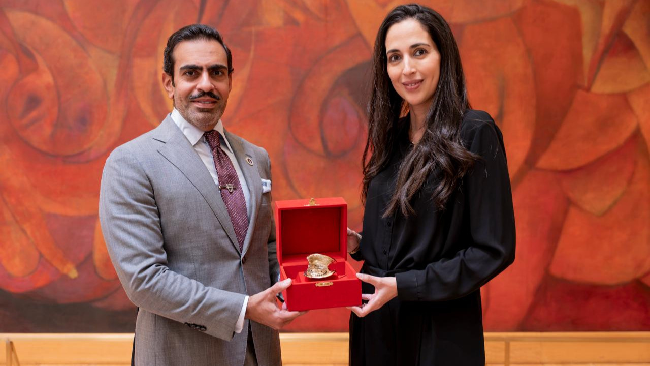 Shaikh Abdulla Rashed Al Khalifa, embajador del Reino de Baréin  en México y Mariana Tuma, presidenta de la CAMIC.