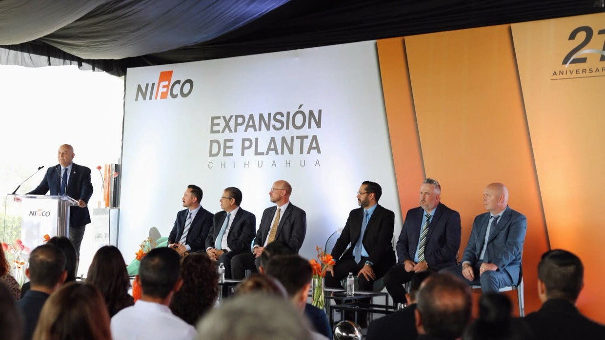 La expansión de NIFCO incorpora moldeo por inyección de plástico y procesos de ensamble manual y automatizado, además de infraestructura para manejo de materiales y almacenamiento.