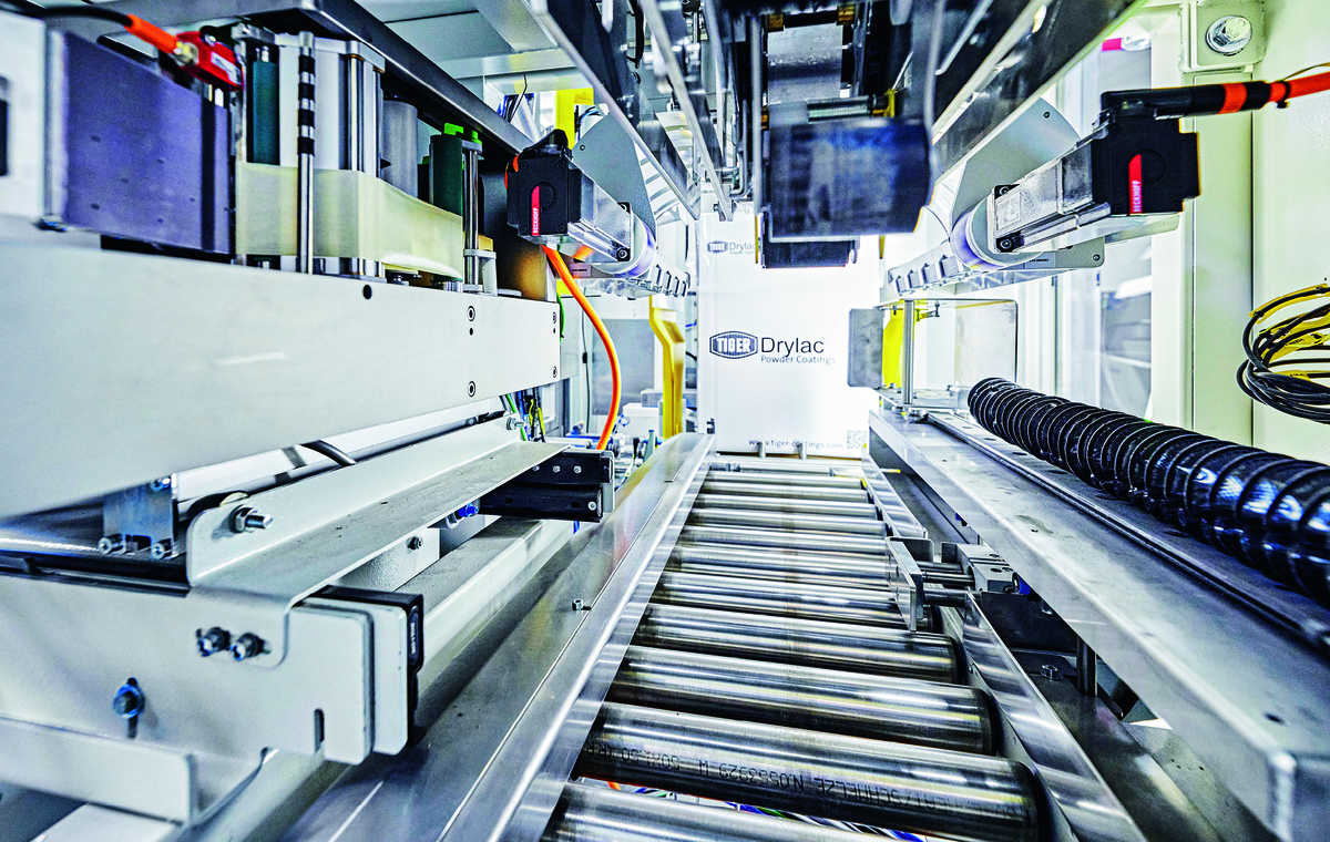 El sistema lleva a cabo diversas fases del proceso de forma totalmente automática: desde el cierre de la bolsa interior y el sellado de la caja hasta el pesaje, el etiquetado y el paletizado.