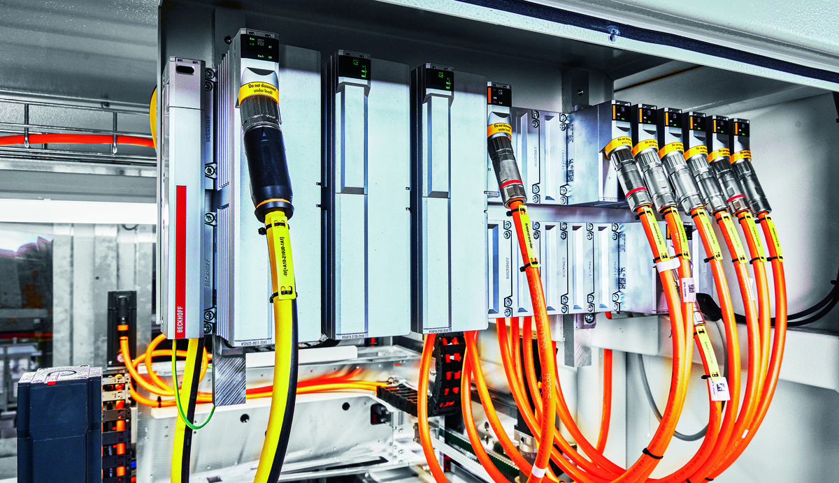 El sistema MX, instalado en la parte superior de la máquina, controla doce ejes servo, lo que elimina la necesidad de utilizar grandes armarios de control.