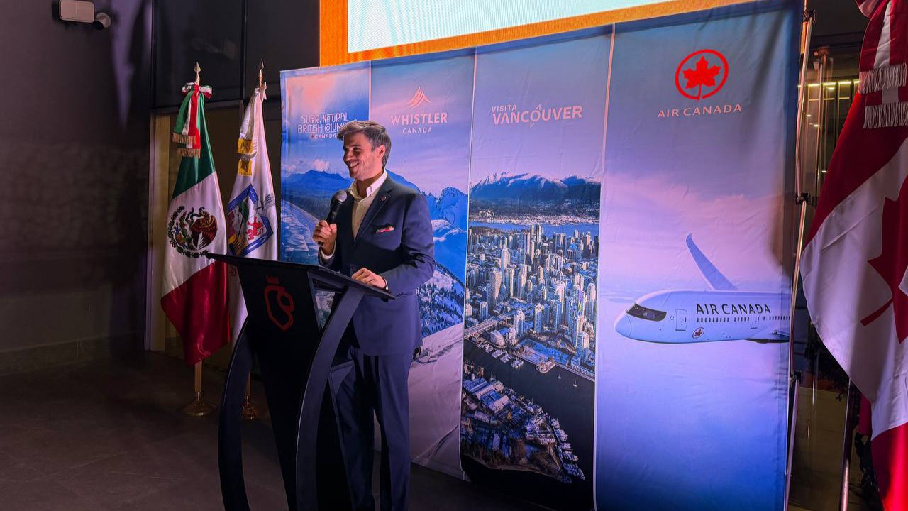 Günther Leudesdorf, director regional de Air Canada para México, destacó que este anuncio refleja el compromiso de la compañía en fortalecer la conectividad desde el Aeropuerto de Monterrey.