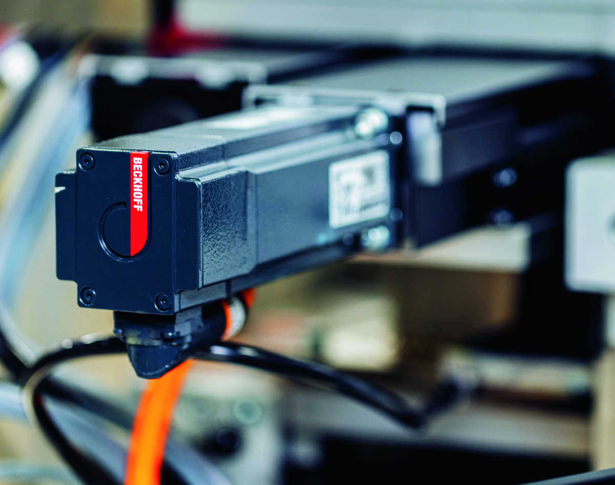 Los terminales del servomotor ELM7212 y los servomotores AM8100 conectados controlan el posicionamiento del cabezal de impresión para garantizar una superposición homogénea de los distintos colores de tinta.